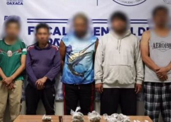 En Breves de los Estados del 26 de octubre de 2026, cinco hombres detenidos por la Fiscalía de Oaxaca, señalados como presuntos integrantes de Los Cromos, posan frente a una mesa con bolsas de presuntas drogas aseguradas durante el operativo.