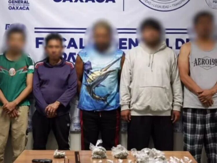 En Breves de los Estados del 26 de octubre de 2026, cinco hombres detenidos por la Fiscalía de Oaxaca, señalados como presuntos integrantes de Los Cromos, posan frente a una mesa con bolsas de presuntas drogas aseguradas durante el operativo.