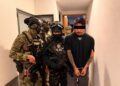 Iván Sánchez Santiago, alias El Cromo, detenido y esposado mientras es custodiado por elementos de Marina y de la Secretaría de Seguridad y Protección Ciudadana.
