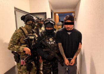 Iván Sánchez Santiago, alias El Cromo, detenido y esposado mientras es custodiado por elementos de Marina y de la Secretaría de Seguridad y Protección Ciudadana.