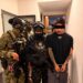 Iván Sánchez Santiago, alias El Cromo, detenido y esposado mientras es custodiado por elementos de Marina y de la Secretaría de Seguridad y Protección Ciudadana.