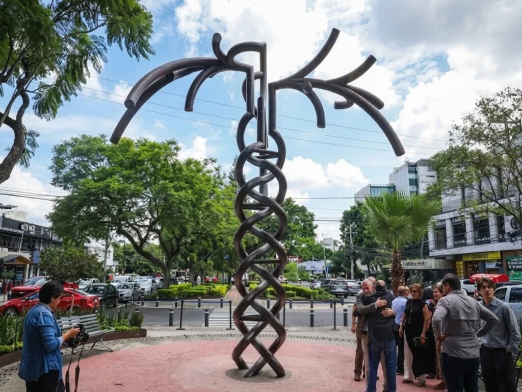 Develación de la última escultura de González Gortázar.
