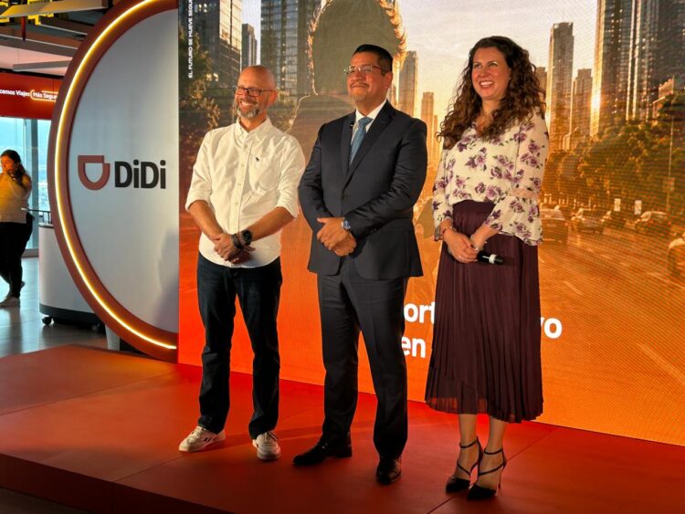 Sistema de seguridad de una aplicación de movilidad con monitoreo de viajes, inteligencia artificial y conexión con autoridades.