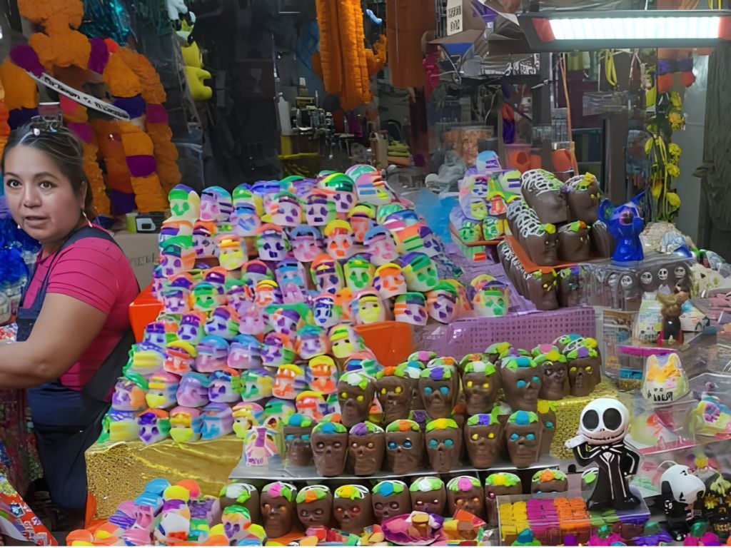 Las calaveritas de azúcar forman parte de los elementos tradicionales de las ofrendas de Día de Muertos.
