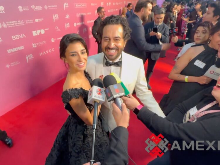 Paola Ramones y su novio Daniel durante una aparición pública en la que hablaron sobre su relación.