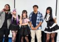 Asistentes caracterizados como personajes de anime y cultura pop durante una convención de cosplay.