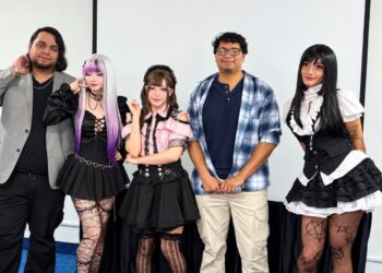 Asistentes caracterizados como personajes de anime y cultura pop durante una convención de cosplay.