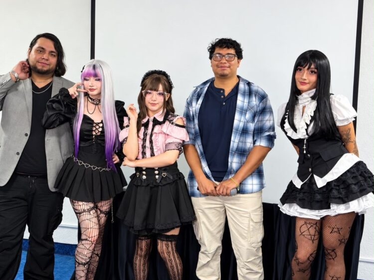 Asistentes caracterizados como personajes de anime y cultura pop durante una convención de cosplay.