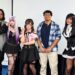 Asistentes caracterizados como personajes de anime y cultura pop durante una convención de cosplay.