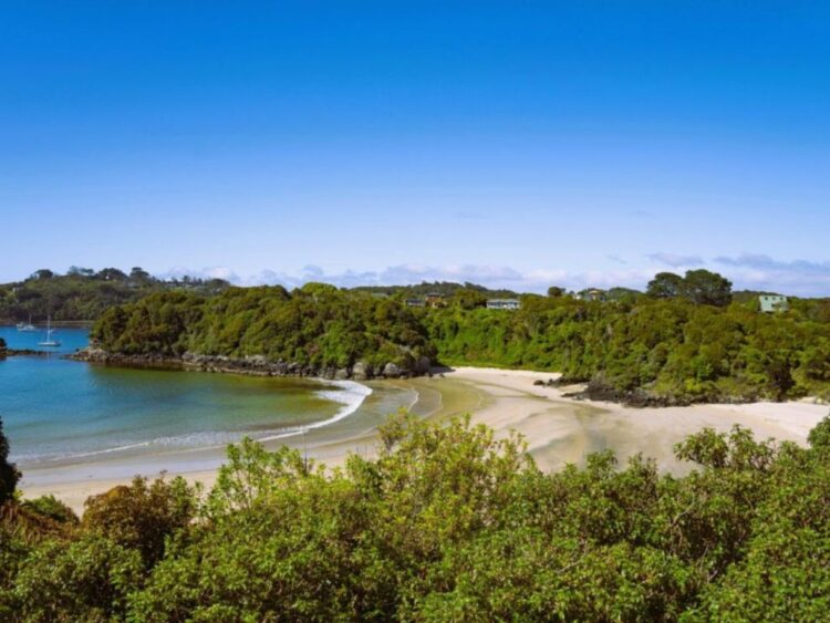 Paisaje natural de una isla tranquila, rodeada de aguas cristalinas y vegetación, como los destinos destacados en el ranking mundial de BookRetreats.