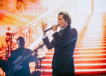 David Bisbal canta durante el primer concierto de su “ETERNOS TOUR 2026” en el Santander Arena.