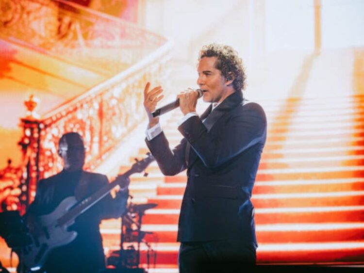 David Bisbal canta durante el primer concierto de su “ETERNOS TOUR 2026” en el Santander Arena.