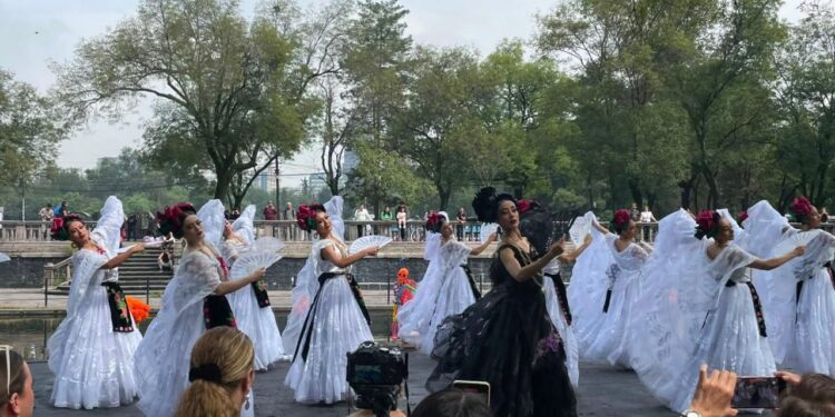 Bailarines del Ballet Folklórico de México de Amalia Hernández durante una presentación del espectáculo “La muerte en México está más viva que nunca”.