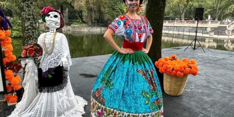 Bailarines del Ballet Folklórico de México de Amalia Hernández durante una presentación del espectáculo “La muerte en México está más viva que nunca”.