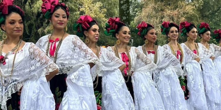 Bailarines del Ballet Folklórico de México de Amalia Hernández durante una presentación del espectáculo “La muerte en México está más viva que nunca”.