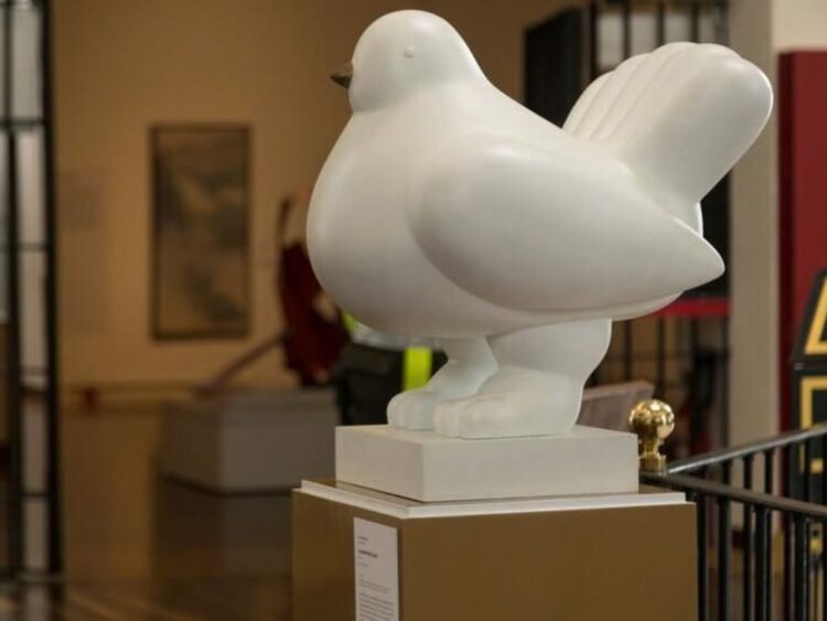 Escultura Paloma de la Paz de Fernando Botero, dañada tras caer del tercer al segundo piso del Museo Nacional de Colombia.