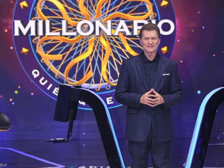 Enrique de la Madrid durante la conducción de “¿Quién quiere ser millonario?”, programa de concursos que entrega hasta un millón de pesos.