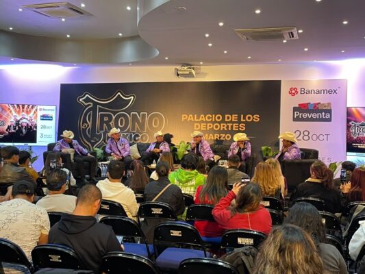 Integrantes de El Trono de México durante una conferencia de prensa en la que anunciaron su primer concierto en el Palacio de los Deportes de la Ciudad de México, programado para el 6 de marzo de 2027.
