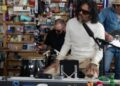 Draco Rosa interpreta cuatro canciones en el Tiny Desk de NPR Music como parte de “El Tiny”, la programación especial por el Mes de la Herencia Hispana.