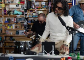 Draco Rosa interpreta cuatro canciones en el Tiny Desk de NPR Music como parte de “El Tiny”, la programación especial por el Mes de la Herencia Hispana.