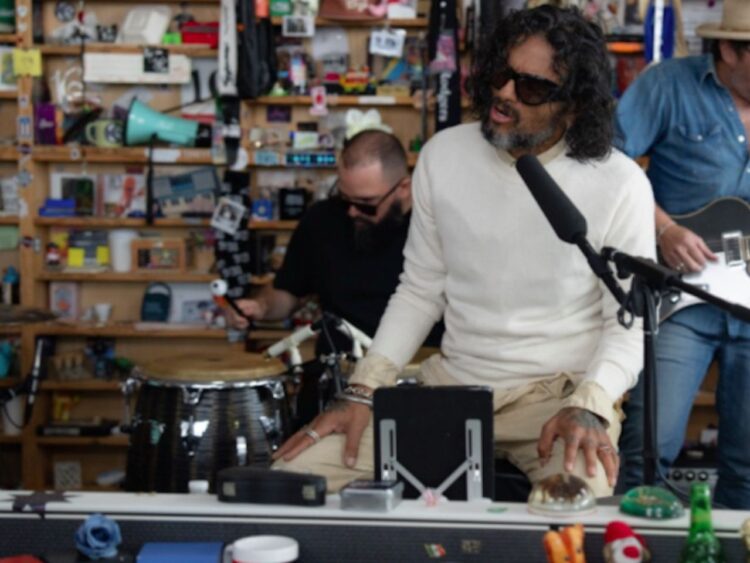 Draco Rosa interpreta cuatro canciones en el Tiny Desk de NPR Music como parte de “El Tiny”, la programación especial por el Mes de la Herencia Hispana.