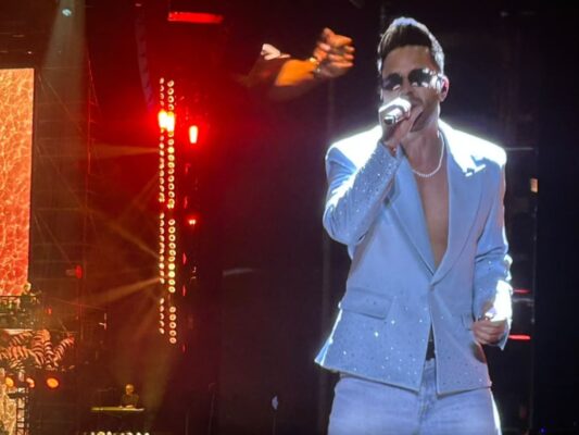 Romeo Santos y Prince Royce durante su presentación en el Palacio de los Deportes de la Ciudad de México, donde interpretaron sus éxitos de bachata ante miles de fanáticos.