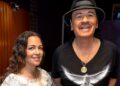 Carlos Santana y Natalia Lafourcade, músicos que colaboran en “Hermano”, una canción con un mensaje de paz, unidad y reconciliación entre las personas.