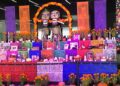 Altar tradicional de Día de Muertos decorado con flores de cempasúchil, veladoras, papel picado, pan de muerto, calaveras y fotografías de seres queridos.