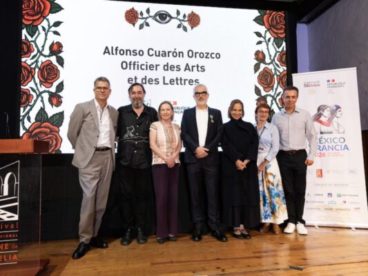 Alfonso Cuarón recibe la condecoración de Oficial de la Orden de las Artes y las Letras de manos de la embajadora de Francia en México, Delphine Borione, durante una ceremonia en Morelia.