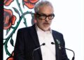 Alfonso Cuarón recibe la condecoración de Oficial de la Orden de las Artes y las Letras de manos de la embajadora de Francia en México, Delphine Borione, durante una ceremonia en Morelia.