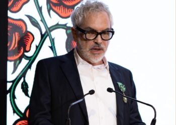 Alfonso Cuarón recibe la condecoración de Oficial de la Orden de las Artes y las Letras de manos de la embajadora de Francia en México, Delphine Borione, durante una ceremonia en Morelia.