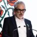 Alfonso Cuarón recibe la condecoración de Oficial de la Orden de las Artes y las Letras de manos de la embajadora de Francia en México, Delphine Borione, durante una ceremonia en Morelia.