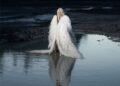 Melanie Santiler abre una nueva etapa musical con “Los Cisnes”, un proyecto que transforma sus raíces cubanas en una propuesta contemporánea y personal.