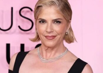 Selma Blair, actriz estadounidense conocida por Legalmente rubia y Juegos sexuales, enfrenta cargos por presunta agresión tras un incidente ocurrido durante un vuelo de Los Ángeles a Nueva York.
