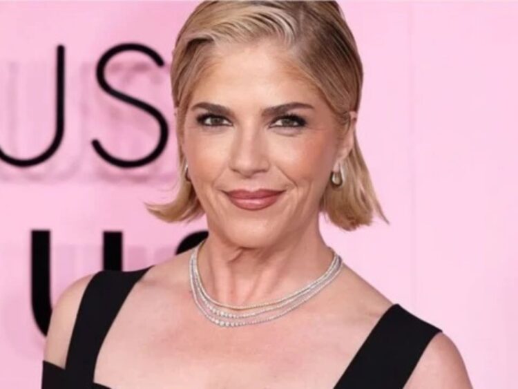 Selma Blair, actriz estadounidense conocida por Legalmente rubia y Juegos sexuales, enfrenta cargos por presunta agresión tras un incidente ocurrido durante un vuelo de Los Ángeles a Nueva York.
