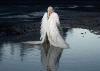 Melanie Santiler abre una nueva etapa musical con “Los Cisnes”, un proyecto que transforma sus raíces cubanas en una propuesta contemporánea y personal.