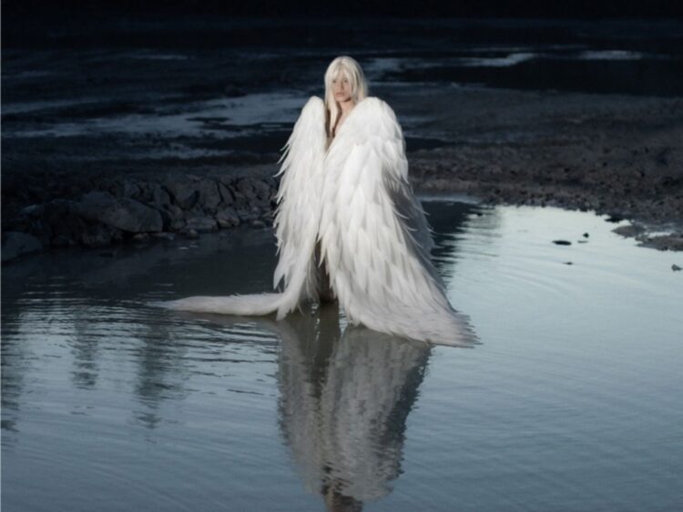 Melanie Santiler abre una nueva etapa musical con “Los Cisnes”, un proyecto que transforma sus raíces cubanas en una propuesta contemporánea y personal.