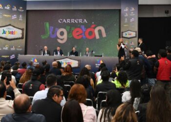 Presentación de la Carrera Juguetón 2027 de TV Azteca, que convoca a corredores y familias a participar en recorridos de 3, 5 y 10 kilómetros en Paseo de la Reforma para apoyar la entrega de juguetes a niñas y niños.
