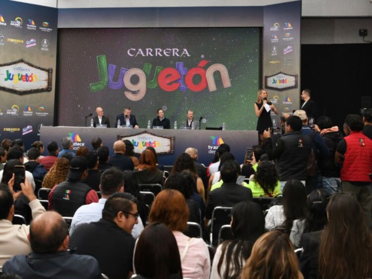 Presentación de la Carrera Juguetón 2027 de TV Azteca, que convoca a corredores y familias a participar en recorridos de 3, 5 y 10 kilómetros en Paseo de la Reforma para apoyar la entrega de juguetes a niñas y niños.