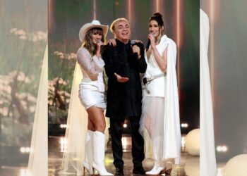 Hanna y Ashley, integrantes de Ha*Ash, cantan junto a Cristian Castro el tema “Antes Que Te Cases” durante los Premios Billboard en el James L. Knight Center de Miami.