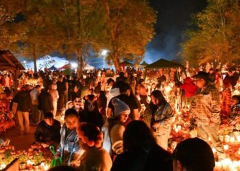 Celebración de la Noche de Ánimas en Pátzcuaro, Michoacán, con altares tradicionales, flores de cempasúchil y expresiones culturales del pueblo purépecha durante las festividades de Día de Muertos.