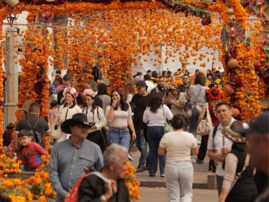Celebración de la Noche de Ánimas en Pátzcuaro, Michoacán, con altares tradicionales, flores de cempasúchil y expresiones culturales del pueblo purépecha durante las festividades de Día de Muertos.