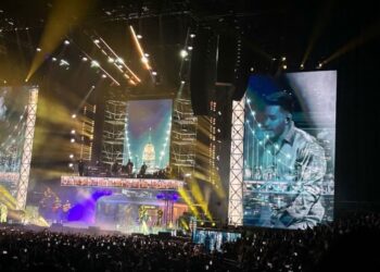 Romeo Santos y Prince Royce durante su presentación en el Palacio de los Deportes de la Ciudad de México, donde interpretaron sus éxitos de bachata ante miles de fanáticos.