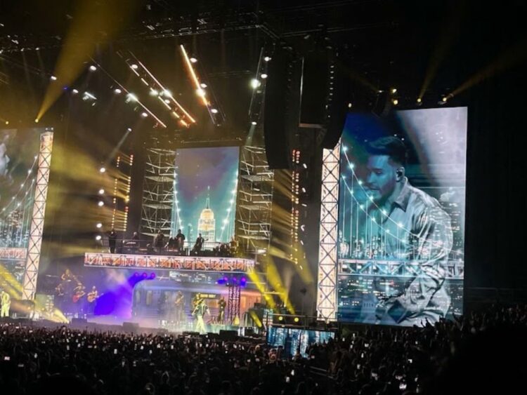 Romeo Santos y Prince Royce durante su presentación en el Palacio de los Deportes de la Ciudad de México, donde interpretaron sus éxitos de bachata ante miles de fanáticos.