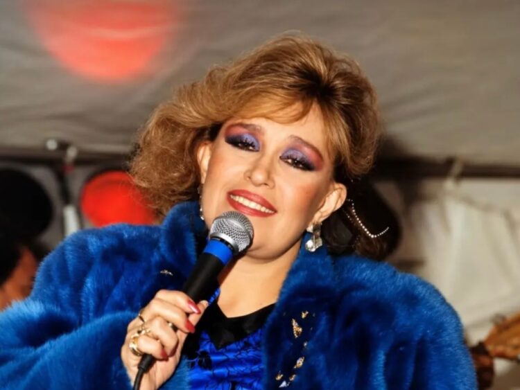Lucha Villa, cantante y actriz mexicana de 89 años, quien ya se encuentra en casa tras pasar unos días en el hospital.