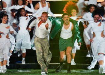 Ricky Martin y Pedro Sampaio durante su presentación de “Pikito, Pikito” en el Maracaná durante el NFL Rio Game 2026.
