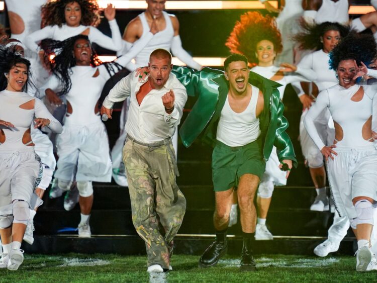Ricky Martin y Pedro Sampaio durante su presentación de “Pikito, Pikito” en el Maracaná durante el NFL Rio Game 2026.