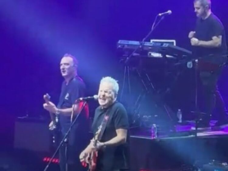 Hombres G interpreta sus éxitos ante sus fans en la Ciudad de México durante el arranque de la gira Los mejores años de nuestra vida.