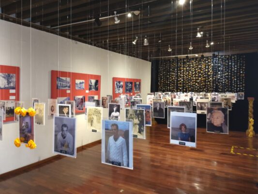 Ofrendas de Día de Muertos en museos y espacios culturales de San Ángel, con homenajes a artistas y figuras históricas de México.