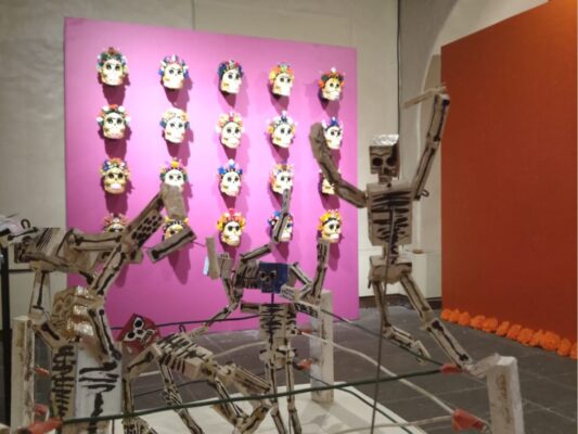 Ofrendas de Día de Muertos en museos y espacios culturales de San Ángel, con homenajes a artistas y figuras históricas de México.
